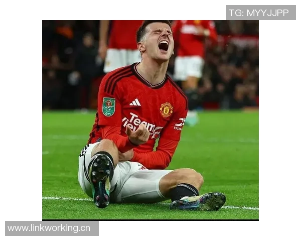 奥比马丁随曼联一线队训练舍什科受伤或为他创造机会